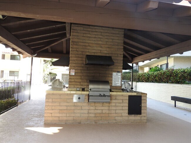 Building Photo - Lovely 2 bed 2bath with Stunning Views