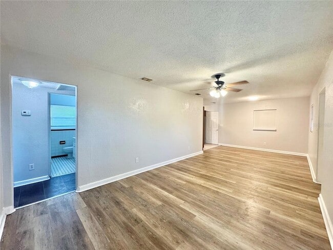 Building Photo - 674 Avenue L SE