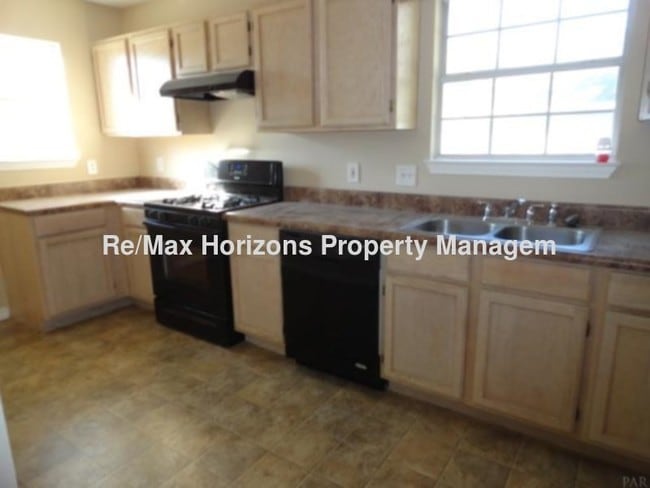 Building Photo - Nicely updated 2/2 home.