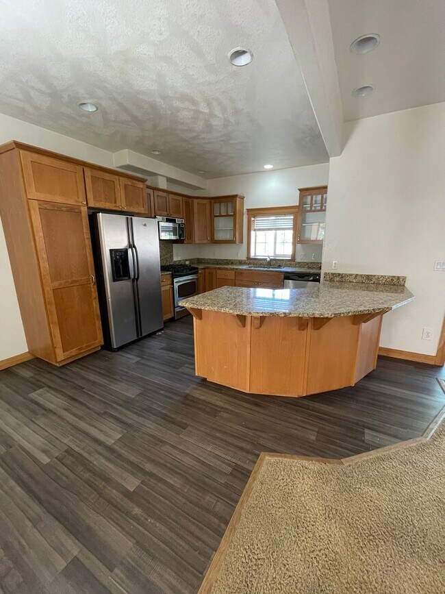 Building Photo - 4 Bd/3 Ba Townhouse on Pioneer Hill!