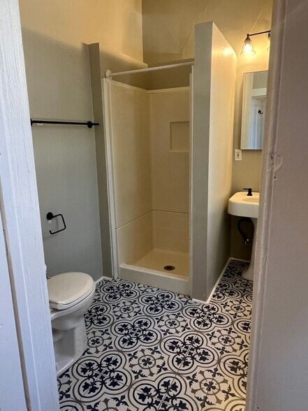 Building Photo - 663 Tupper St