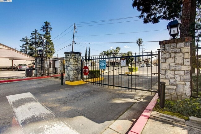 Building Photo - GREAT END UNIT, IMMACULATE SINGLE STORY, WITH LAMINATE FLOORING THROUGH OUT... 2 BEDS/1.5 BATH