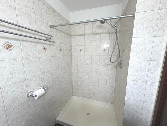 Building Photo - 256 Shorewood Dr