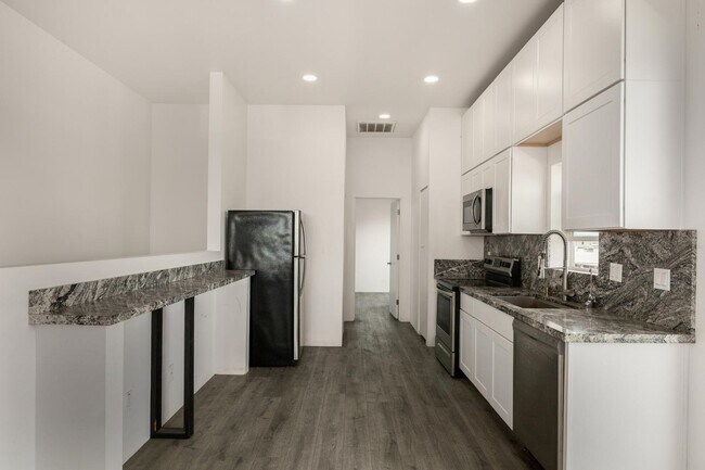 Building Photo - 1933 E Monroe St