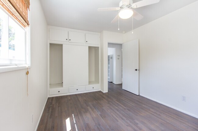 Building Photo - 502 Poinsettia Ave
