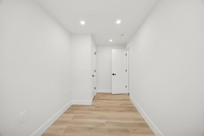 Building Photo - 4522 Baker St