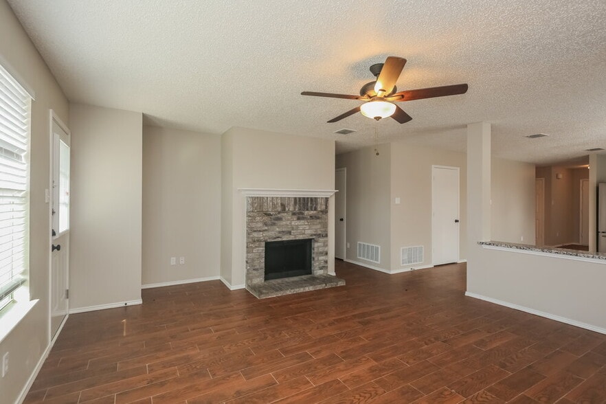 Building Photo - 2813 McIntosh Ct