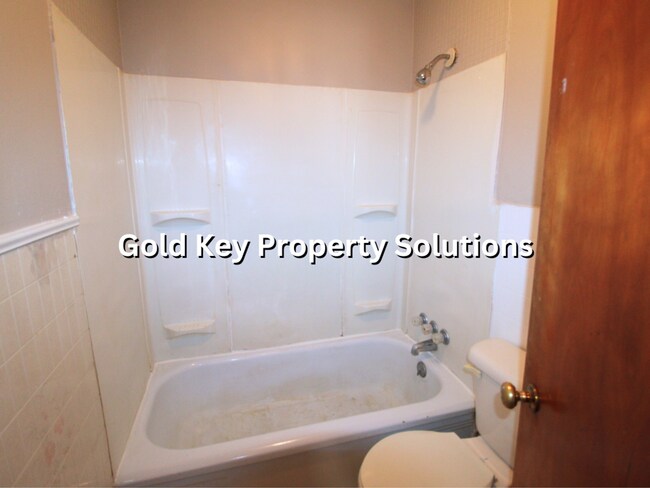 Building Photo - MUNCIE 2 BR 1 BA House with Central Air and 1-Car Garage (SECTION 8 APPROVED)