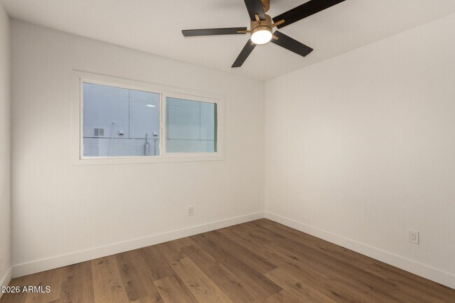 Building Photo - 516 E Greenway Dr