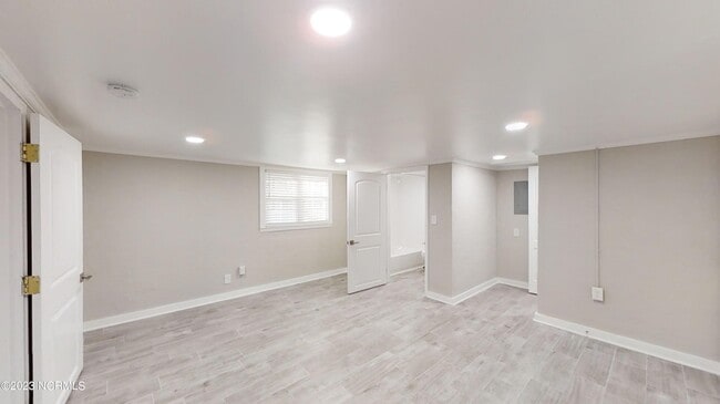 Building Photo - 1255 Central Dr