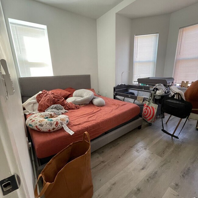 Building Photo - Modern & Renovated apartment with in-unit washer & dryer