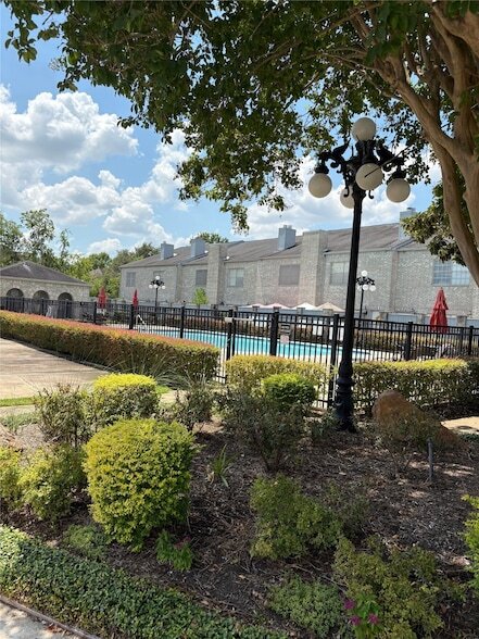 Building Photo - 622 Wilcrest Dr