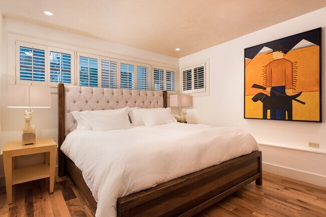 Building Photo - 437 W Smuggler St