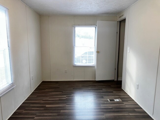 Building Photo - 602 Aster Bend