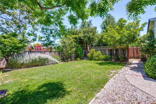 Building Photo - 1128 Kentwood Ave