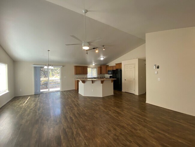 Building Photo - Quiet setting in La Pine!