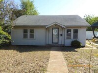 Building Photo - 1512 SW D Ave