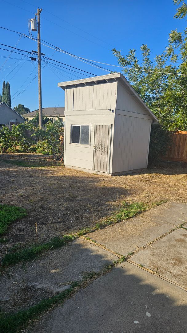 Building Photo - Two Bed One Bath Home with Shed and large backyard and large Driveway.