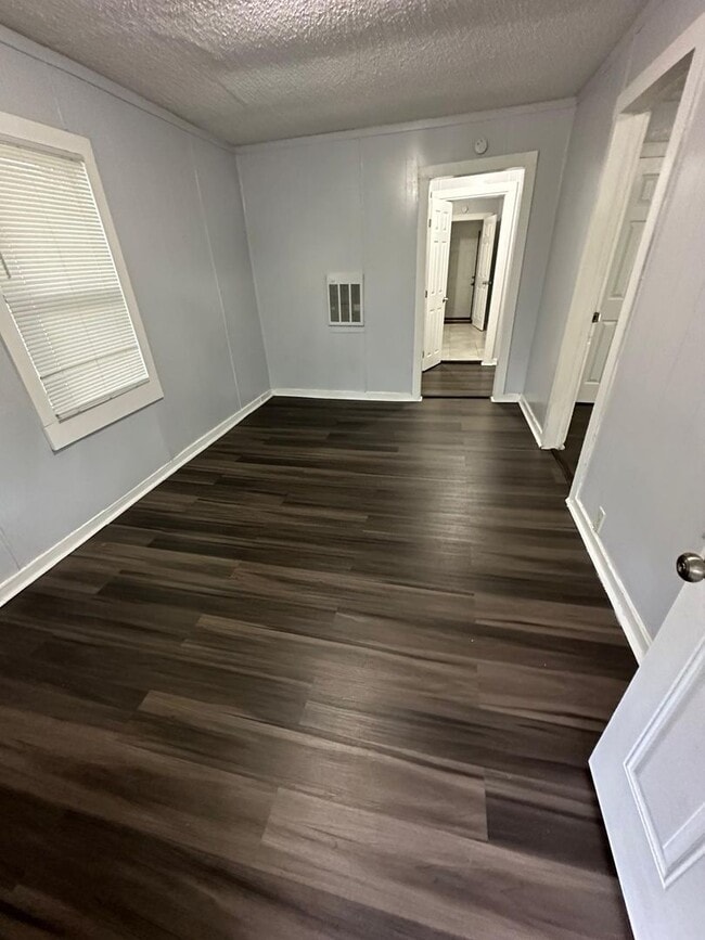 Building Photo - Fully Renovated 2/1 Single Family Available Now!