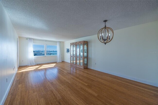 Building Photo - 4775 Cove Cir