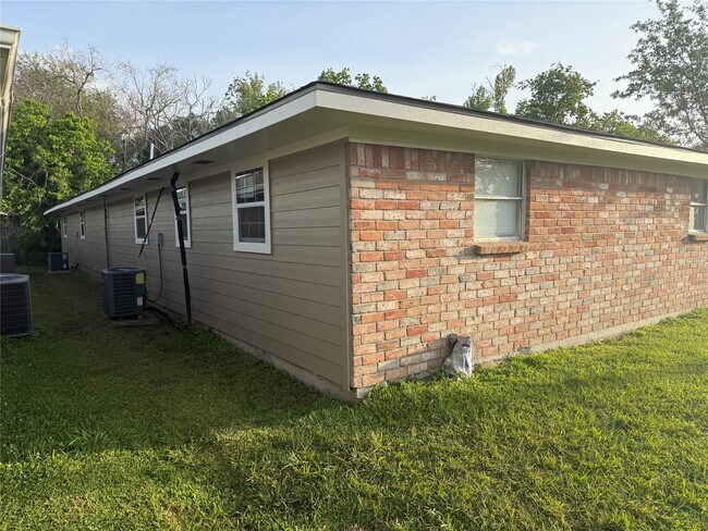 Building Photo - 610 County Rd 157