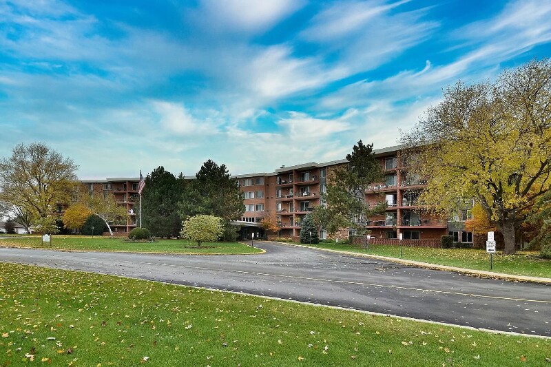 Building Photo - 16 E Old Willow Rd