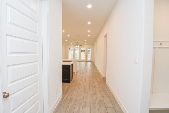 Building Photo - 611 Sand Branch Dr