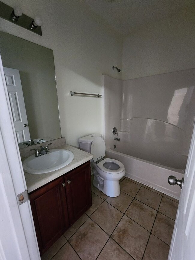 Building Photo - BEAUTIFUL 5 BEDROOM 3 BATHROOM HOUSE FOR RENT