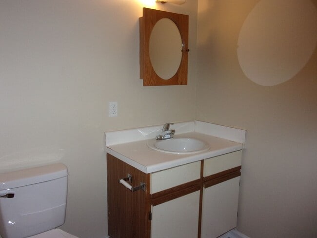 Building Photo - 1 Bedroom 1 Bath Townhome Minutes to I-77