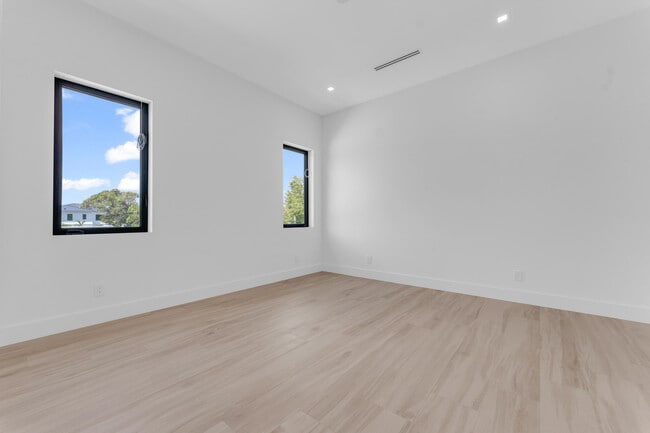 Building Photo - 239 NE 11th St