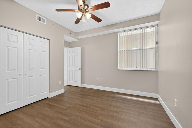 Building Photo - 2040 Greenview Shores Blvd