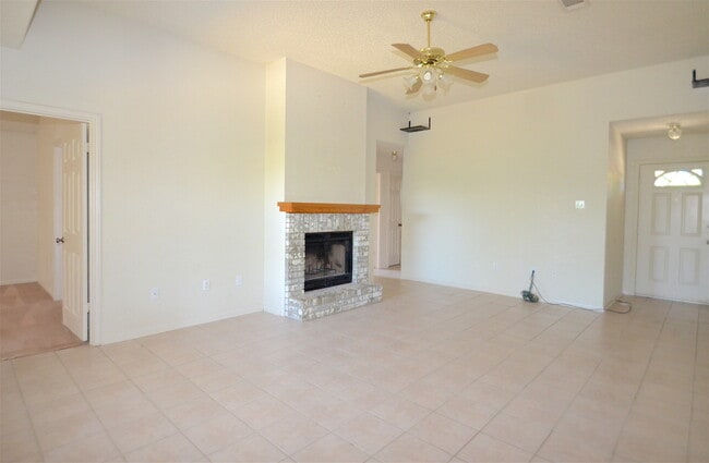 Building Photo - AMAZING 4 BED/ 2 BATH HOME IN WESTERN HILL...