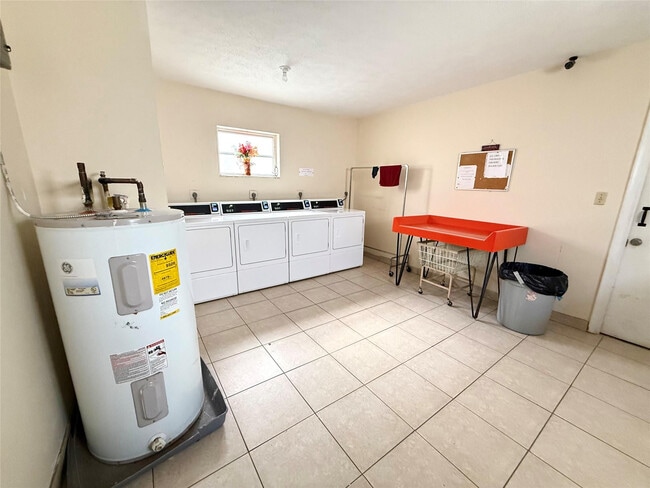 Building Photo - 4821 NW 22nd Ct