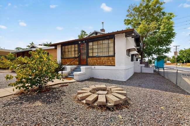 Building Photo - Downtown BUNGALOW 2 Bedroom 1 Bath