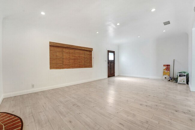 Primary Photo - Charming Pasadena Duplex – Upstairs Unit