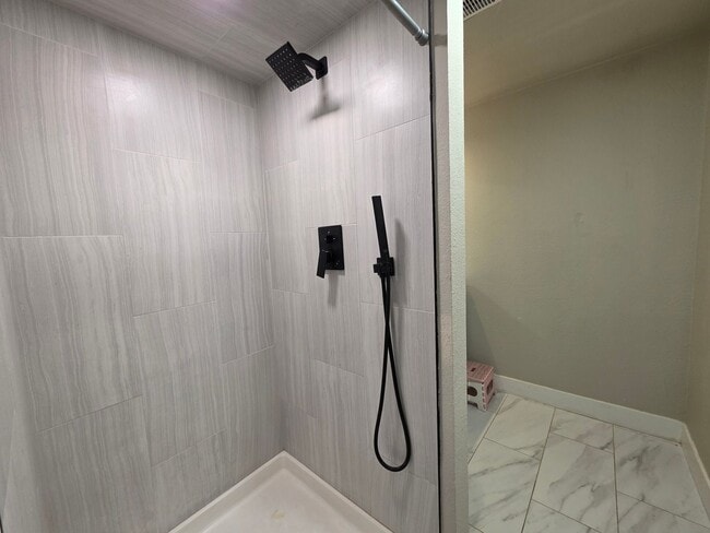 Building Photo - 5 Bed 2 bath Home near Fort Carson!!