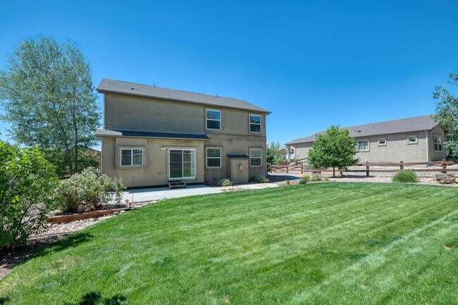 Building Photo - Beautiful 6 bedroom, 3 1/2 bathroom, 3-car garage - solar panels & EV charger available NOW!