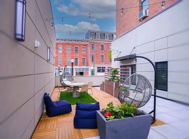 Community Court Yard - 10 Prince