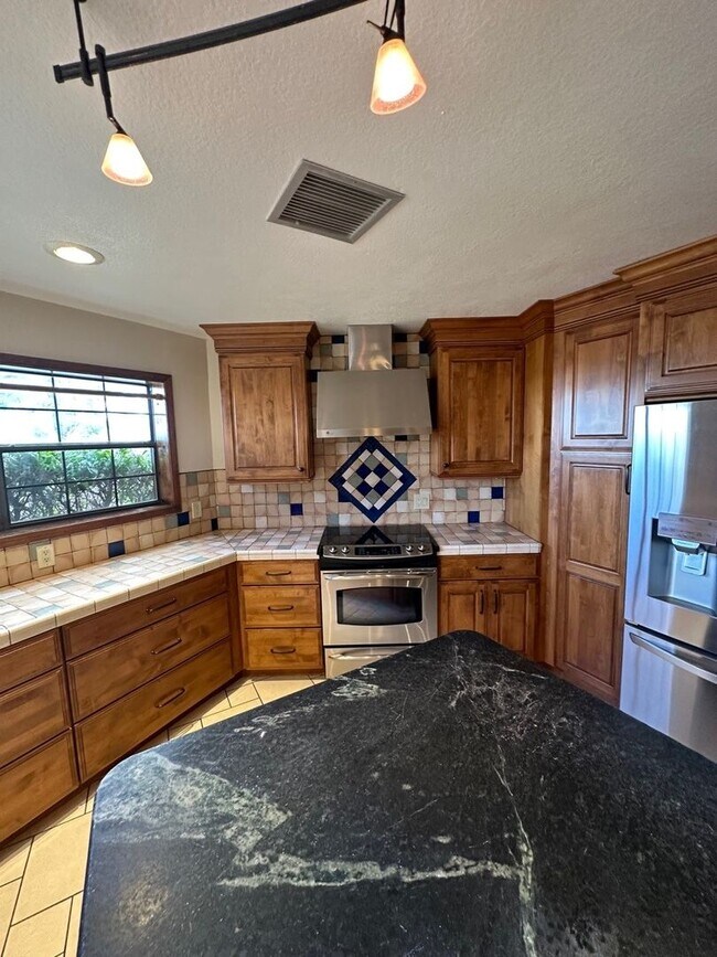 Primary Photo - Beautiful 3 Bedroom, 3 Bathroom, Available...