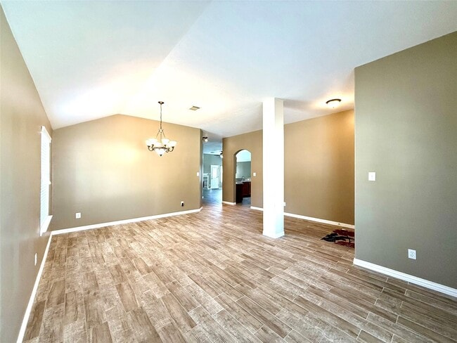 Building Photo - 10022 Driftwood Park Dr