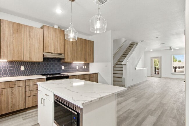 Building Photo - * MOVE IN SUMMER 7/31/2027 * 5 Bed 5.5 Bath Lubbock 1 Block to The TCU Neeley Building