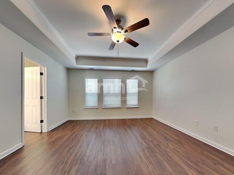 Building Photo - 625 Summer Hill Way