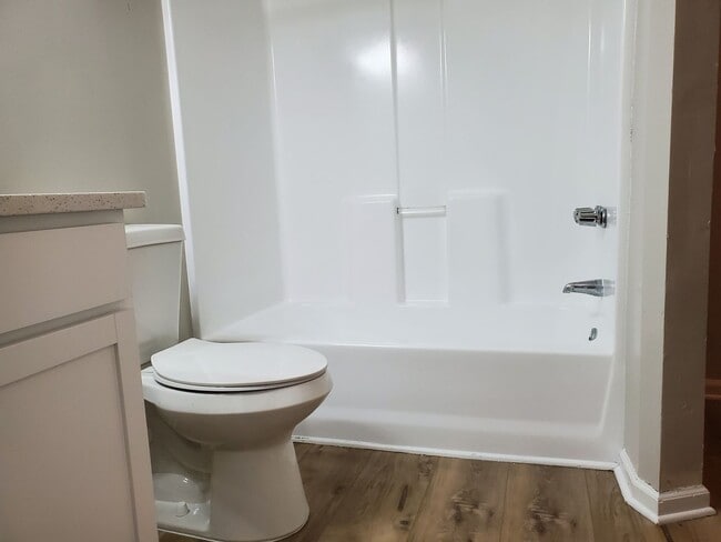 Building Photo - 3 bedroom, 2 bath off of White Bluff!