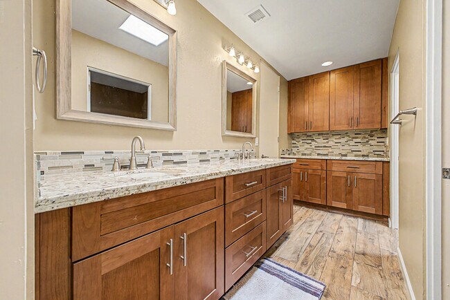 Building Photo - 7825 E San Carlos Rd