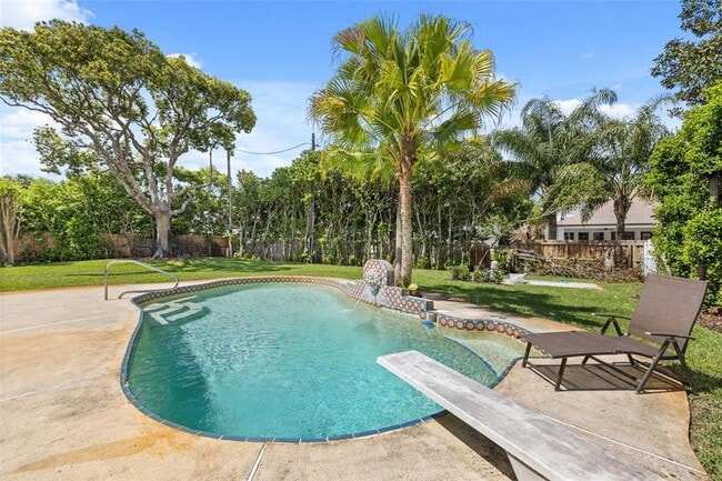 Building Photo - 1711 Chestnut Ave