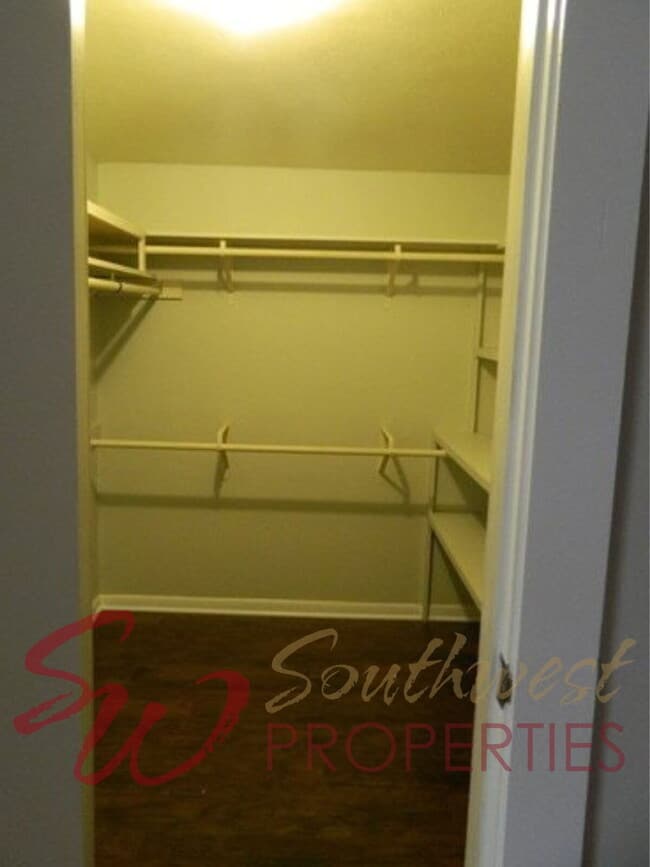 Building Photo - Charming 2 Bedroom Home with Hardwood Floors, Bay Window, High Ceilings + Fenced Yard!