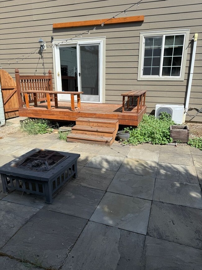 Building Photo - Unique, spacious 5-bdrm/3-bath Craftsman w...
