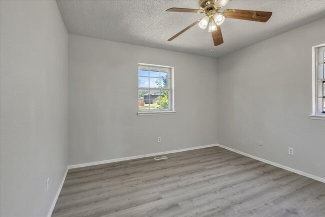 Building Photo - 3600 Sunvalley Dr