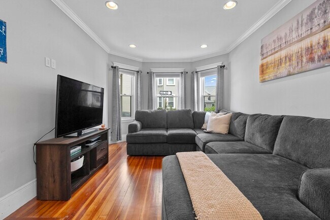 Building Photo - 22 Buttonwood St