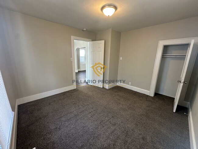 Building Photo - Stylish & Updated 3 Bedroom / 1.5 Bath Home w/Large Loft!